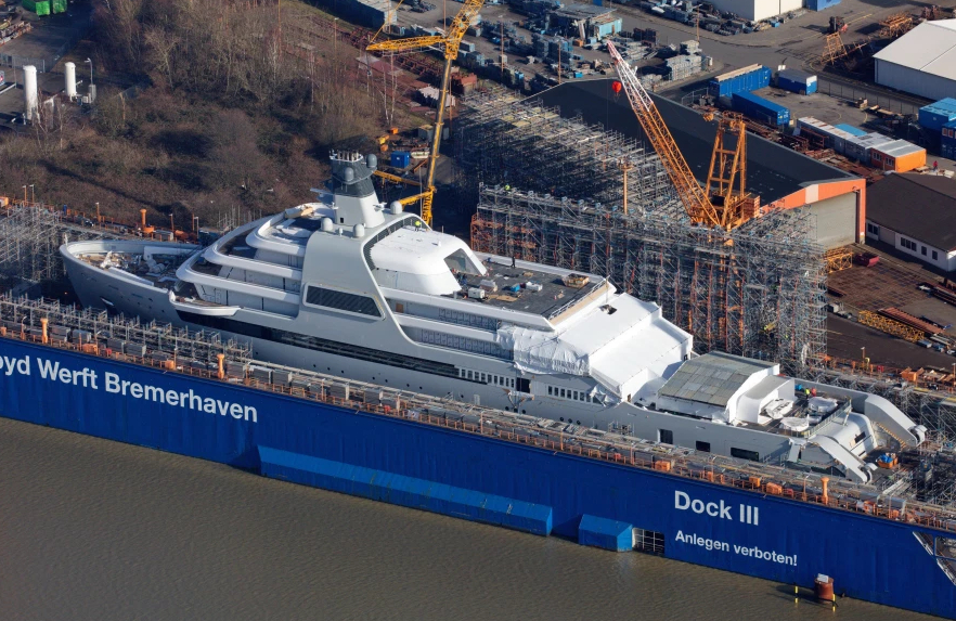 Miliardář Abrahamovič má novou jachtu za 12 miliard