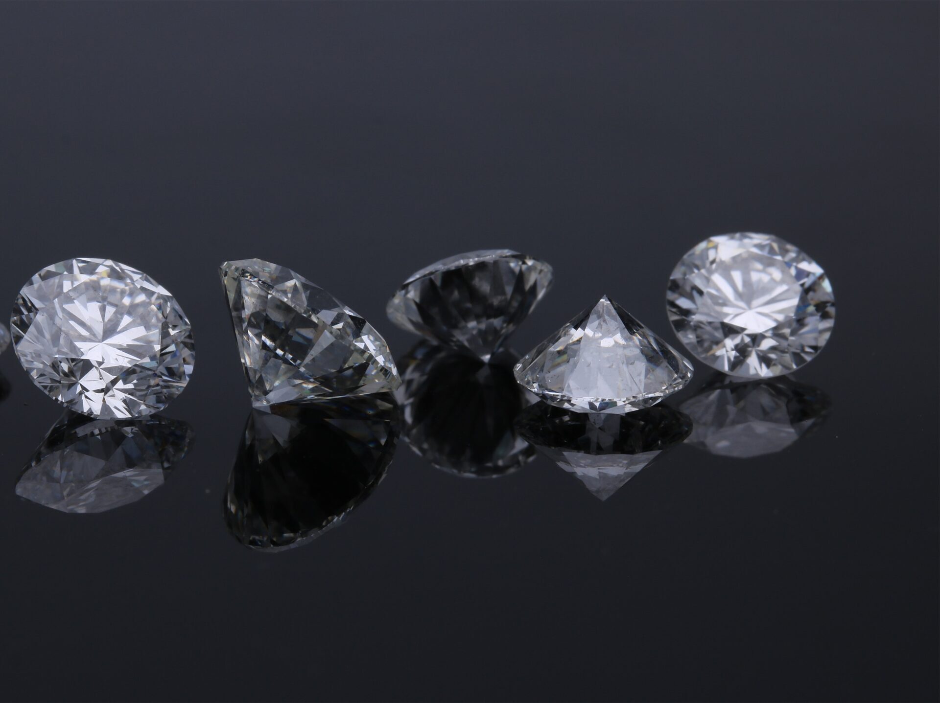 Koronavirus paralyzoval trh s diamanty