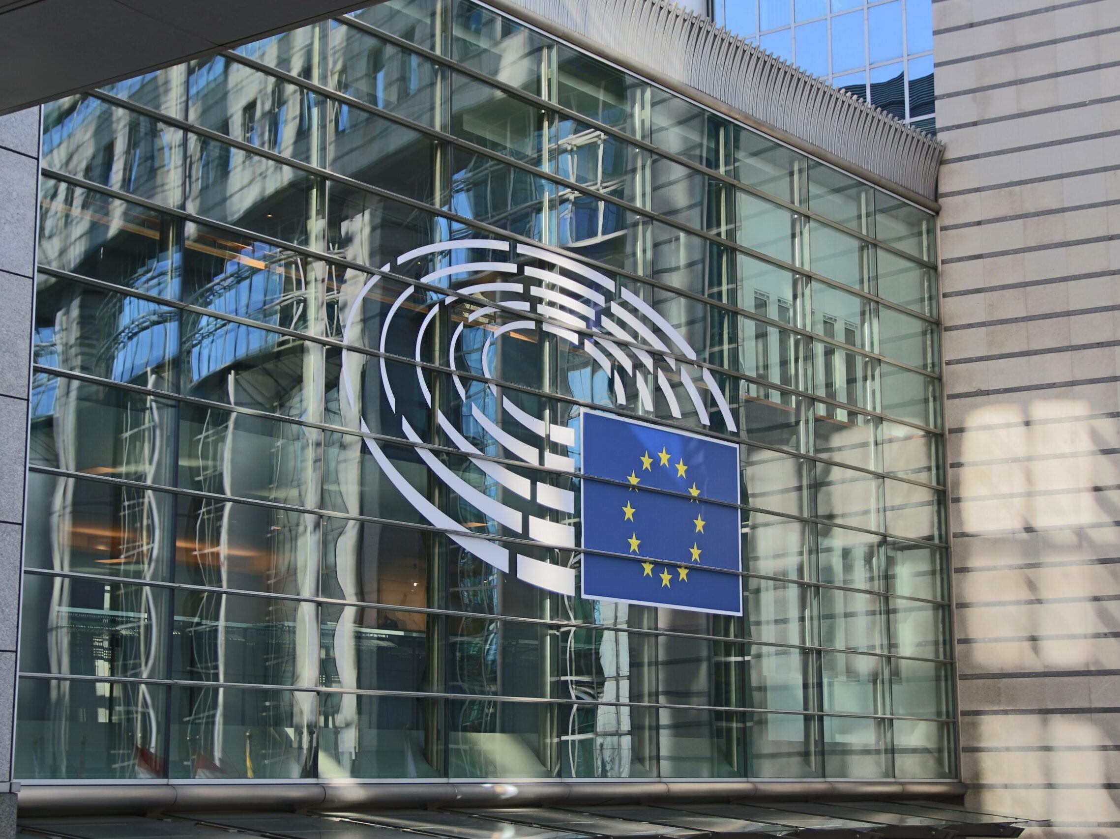 Europarlament žádá zavést uhlíkovou daň na zboží dovážené do EU