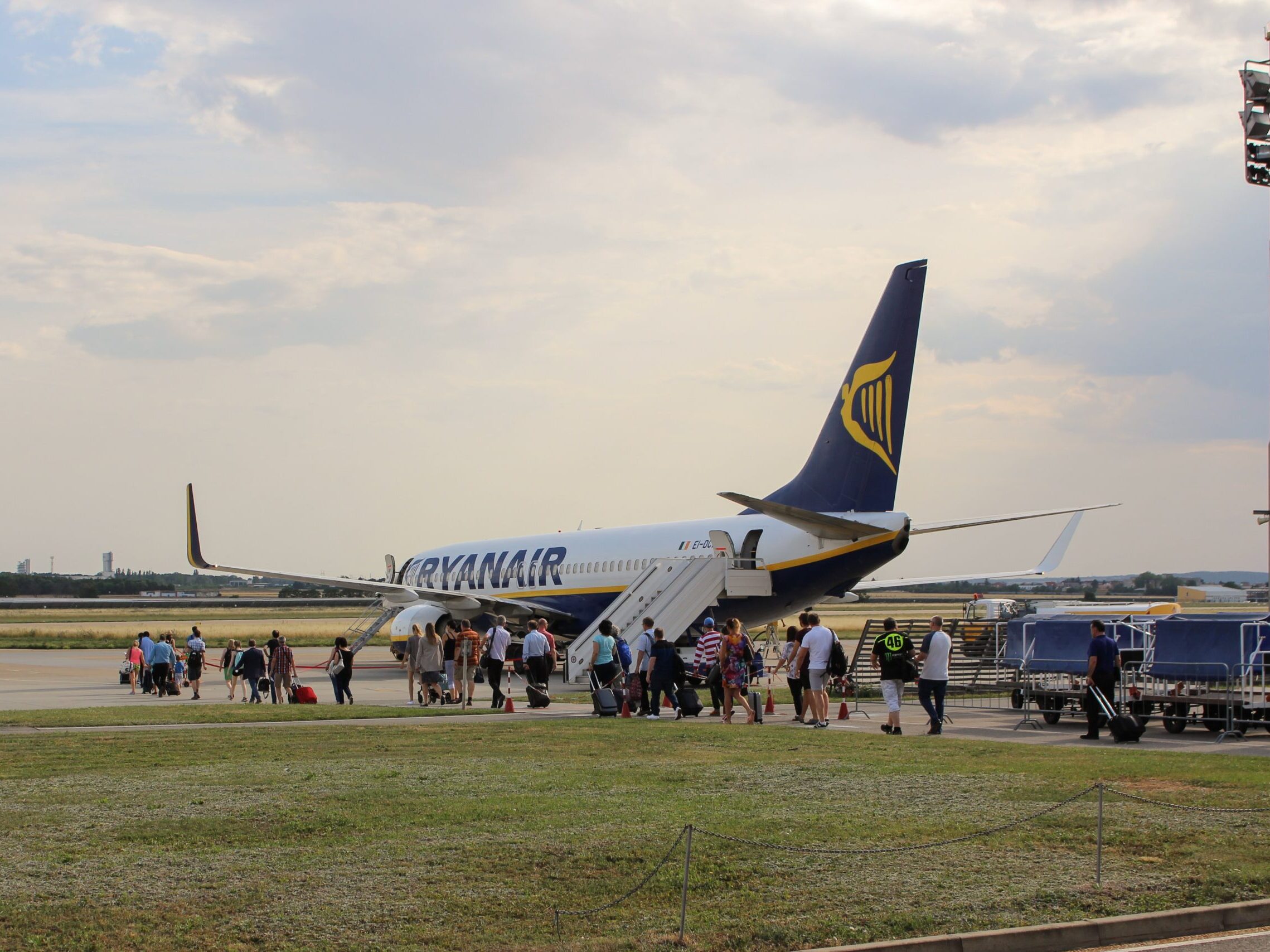 Pandemie stáhla Ryanair loni do miliardové ztráty