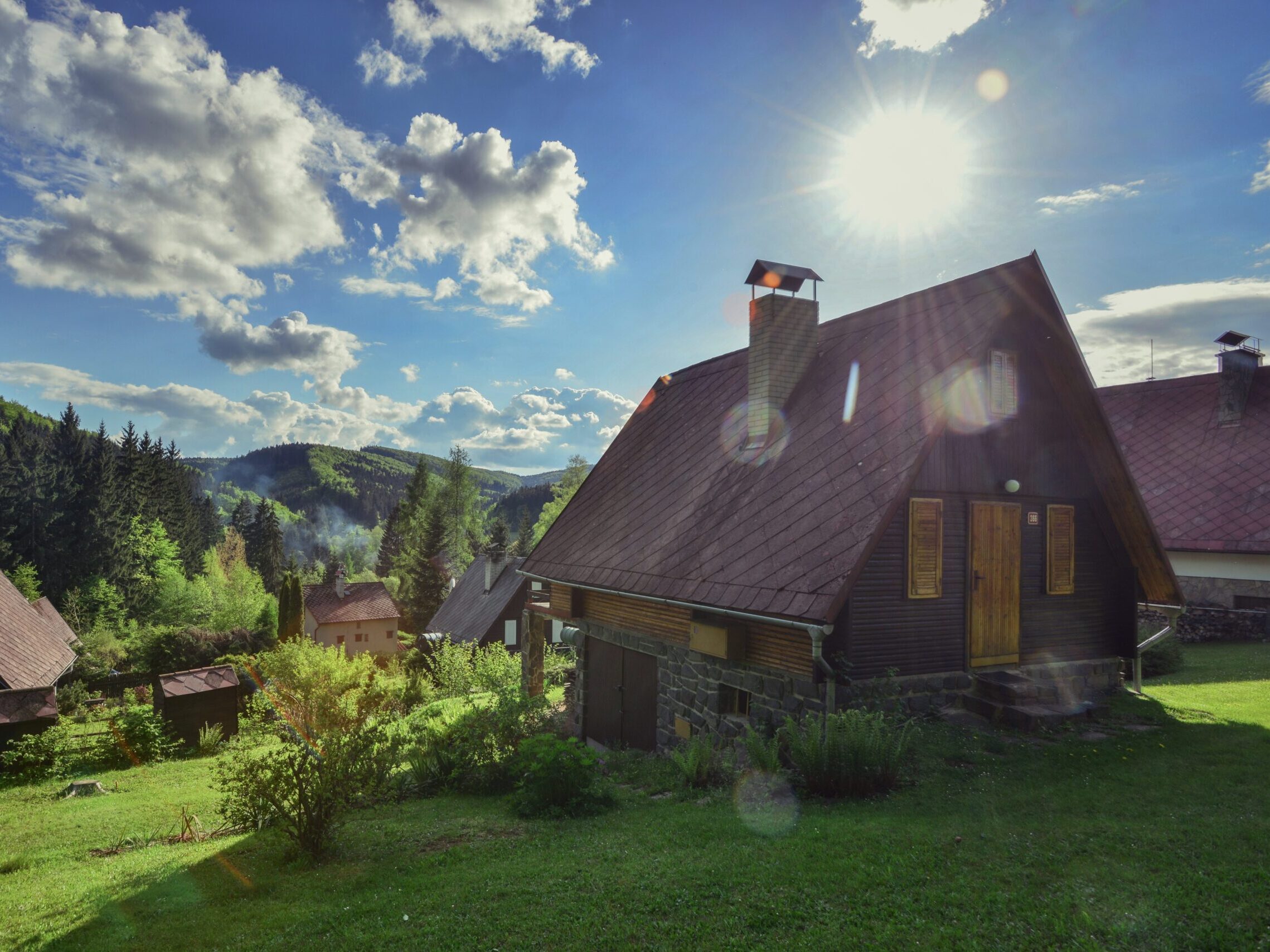 Poptávka po chalupách v ČR trhá rekordy, samota u lesa stojí téměř 10 miliónů