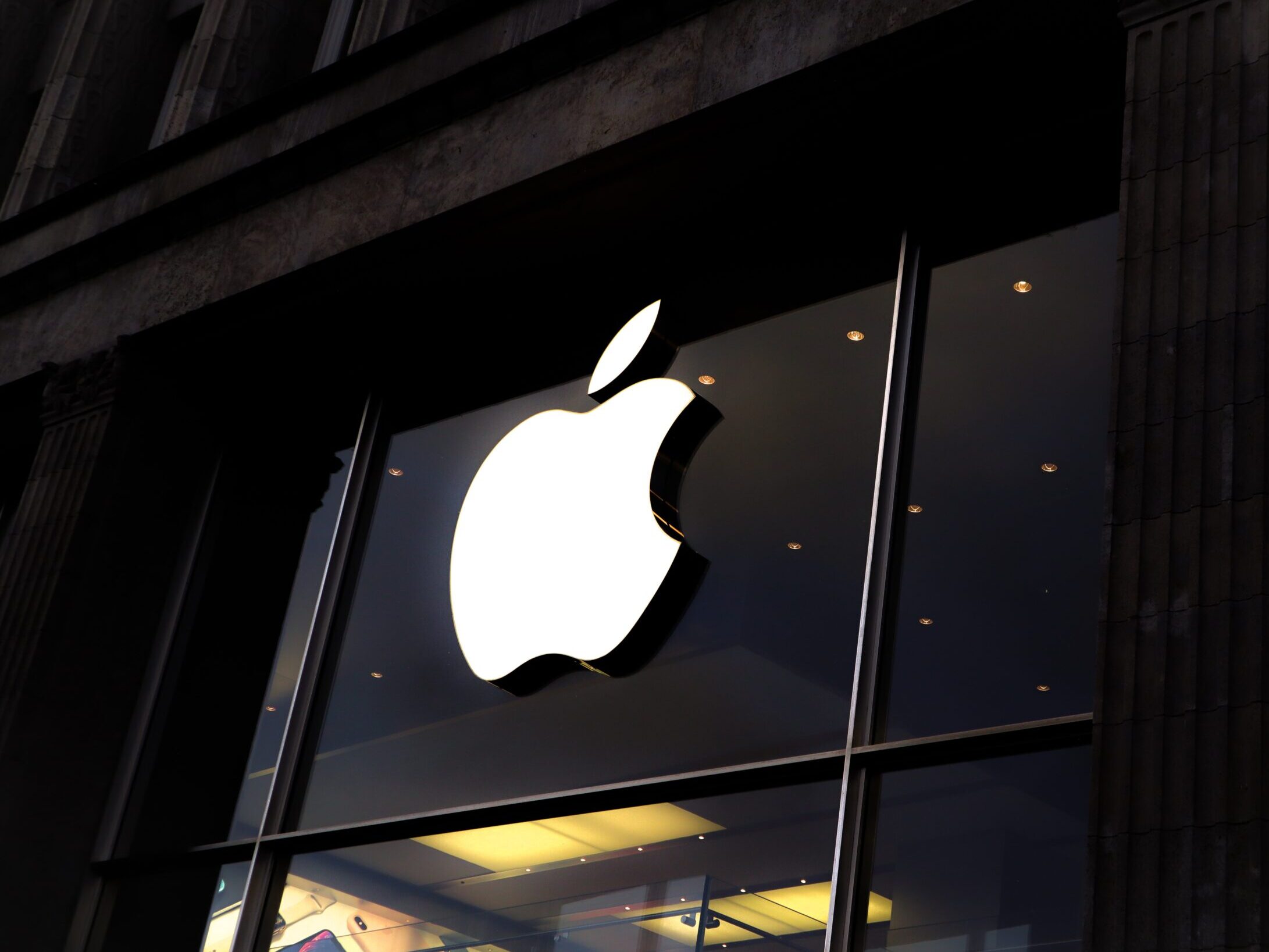 Zisk Apple zvýšil zisk téměř na dvojnásobek, podpořil ho prodej iPhonů