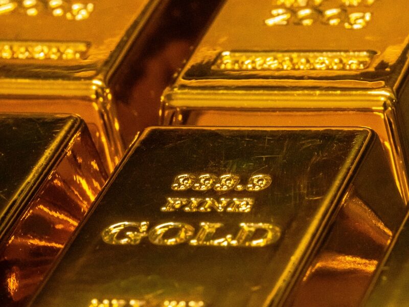 Cena zlata pokračuje v poklesu a dostala se pod 1700 USD za unci