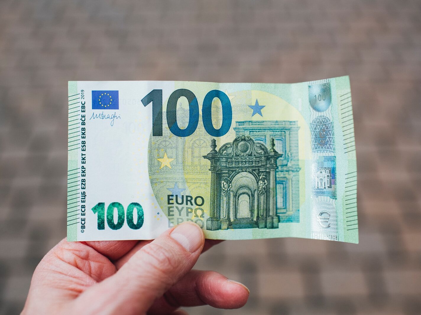 Euro kleslo na 9-měsíční minimum 1,1666 USD / EUR