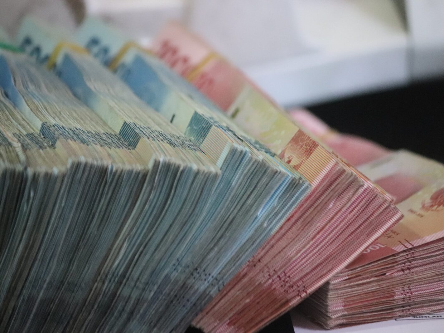 Globální dluh vzrostl na nové rekordní maximum téměř 300 bilionů dolarů