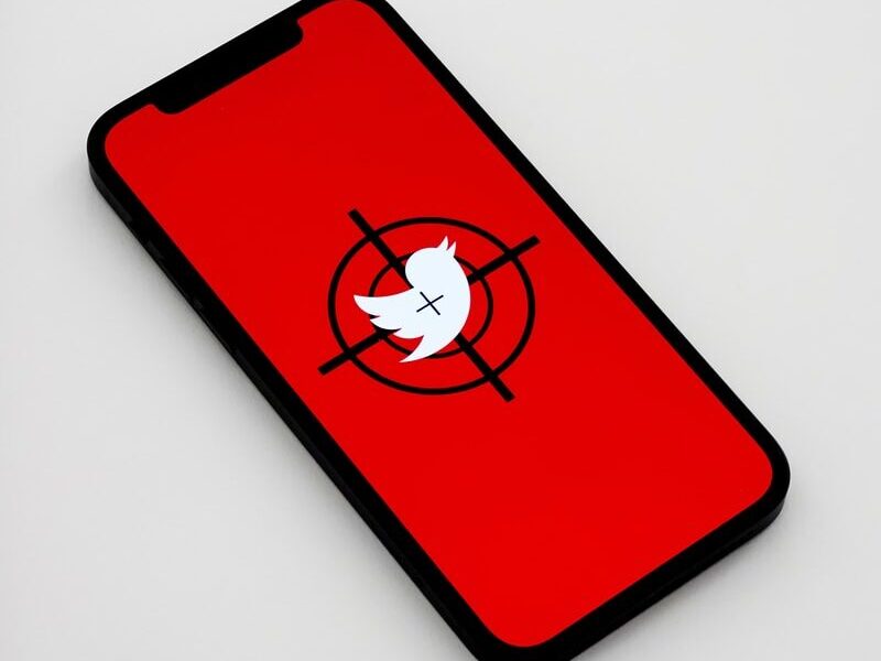 Milionové pokuty. Společnosti Facebook a Twitter potrestány ruskou vládou