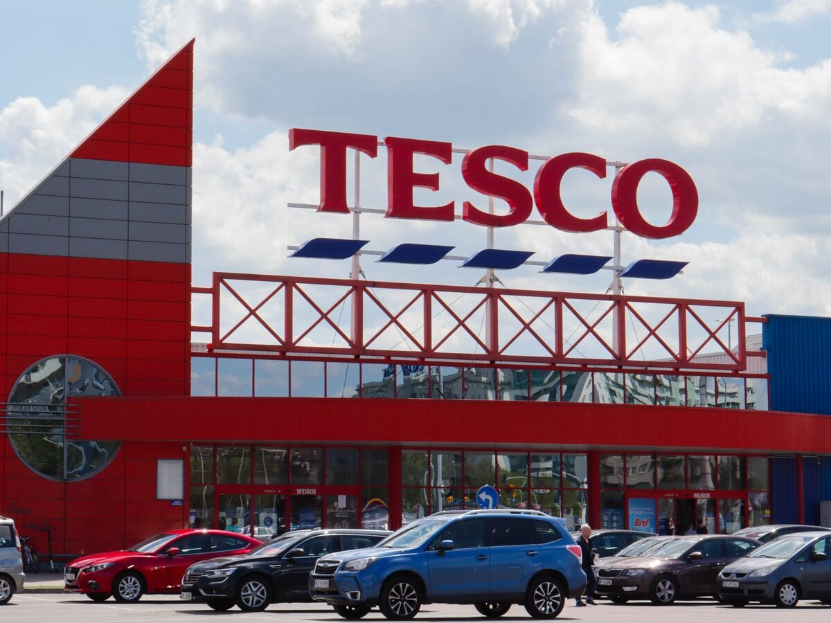 Největší britský maloobchodní prodejce Tesco plánuje rozšířit využívání vlaků pro přepravu zboží ze Španělska