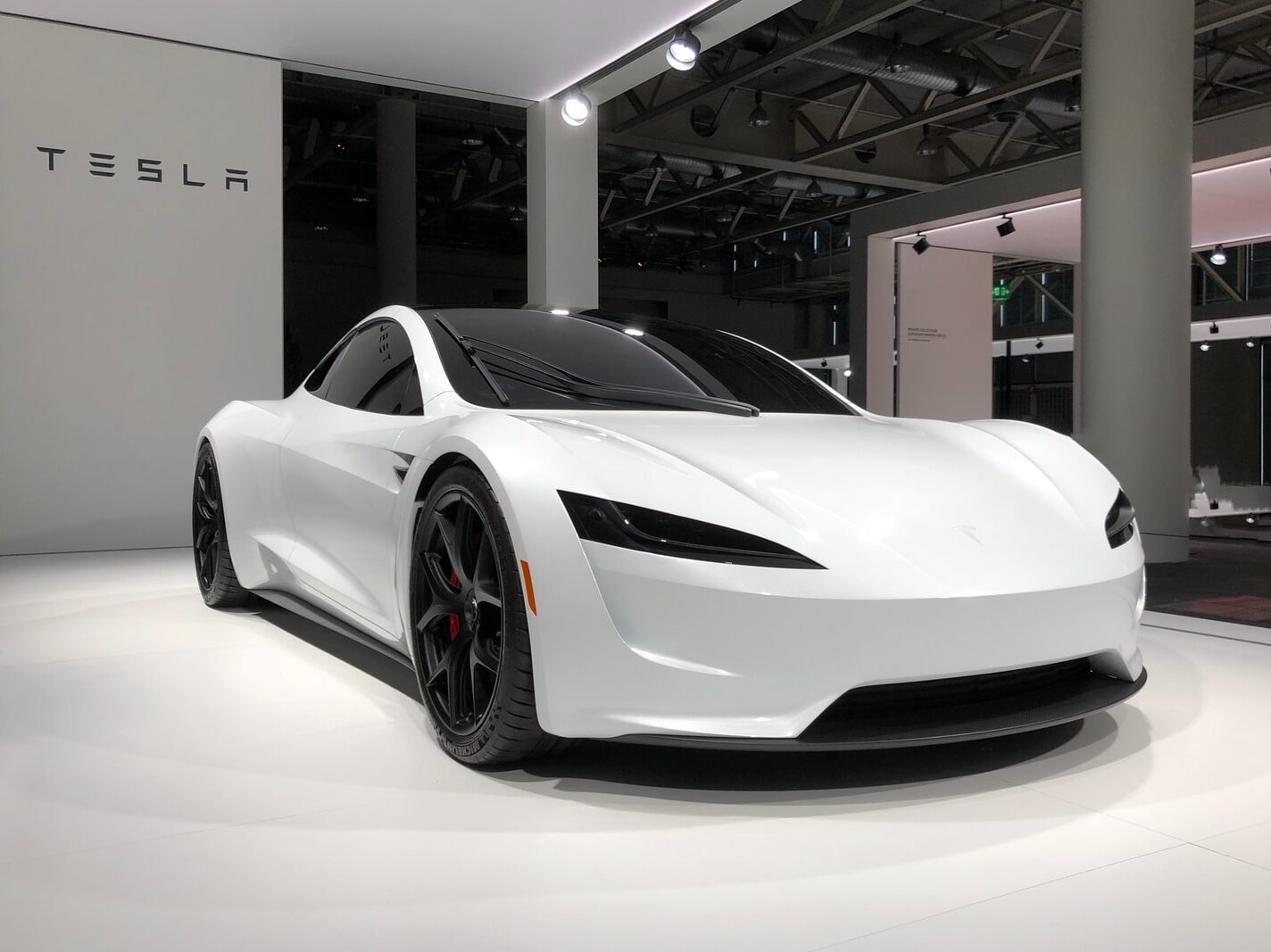 Tesla dodává více vozů, než se očekávalo, navzdory krizi polovodičů