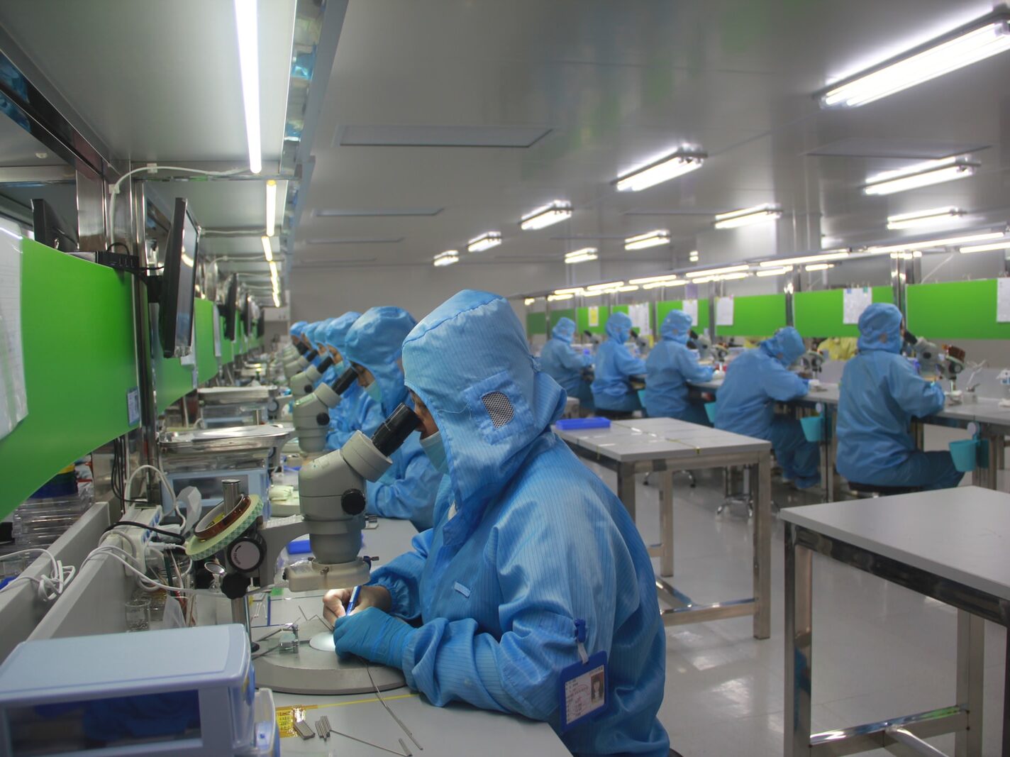 Intel nepostaví novou továrnu ve Velké Británii. Kvůli brexitu