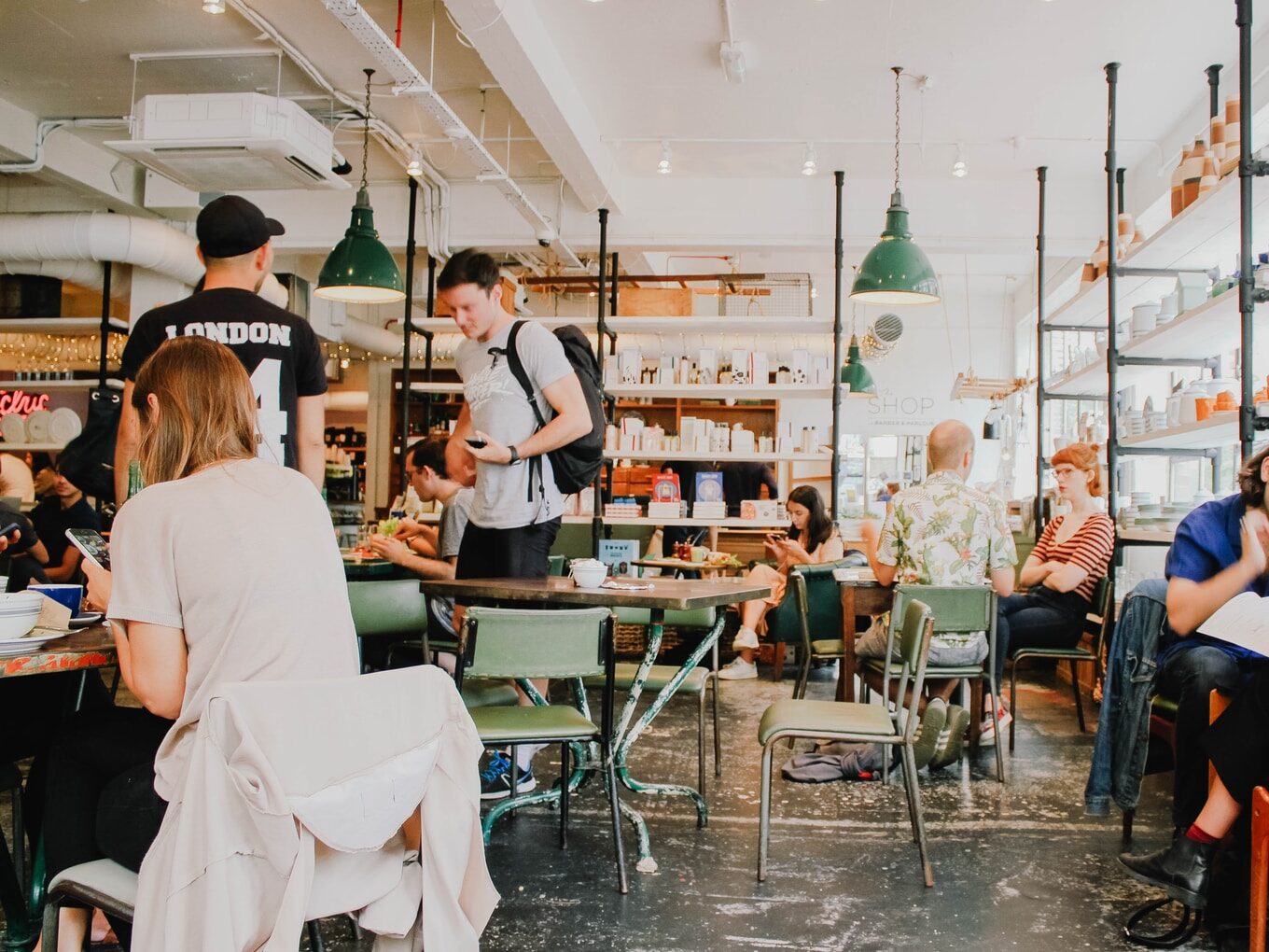 Tržby v pohostinství vzrostly, do restaurací ale chodí méně lidí než před covidem
