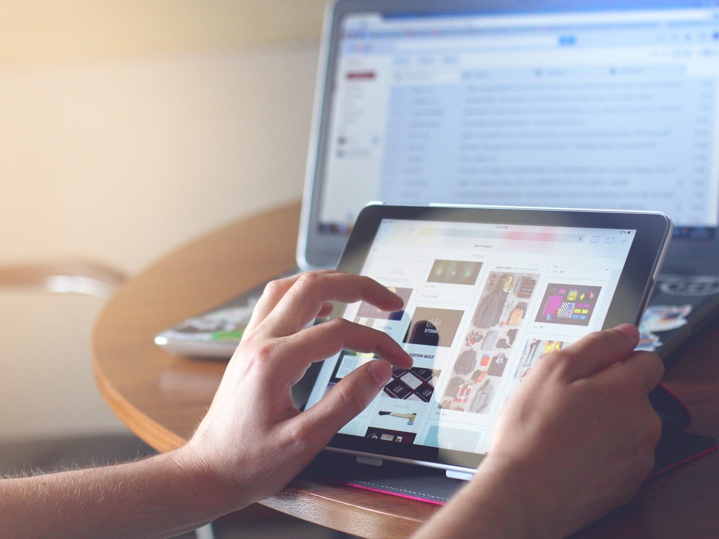 Francie zpoplatnila Google a Facebook. Zaplatí vydavatelům online deníků