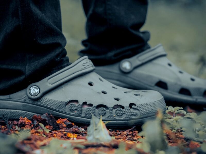 Akcie Crocs lákají investory. Díky pandemii a vstupu na asijský trh mají potenciál růstu až 40 %