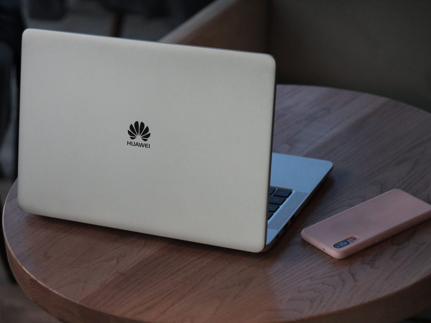 Huawei prodá divizi serverů, protože je zařazen na americkou černou listinu