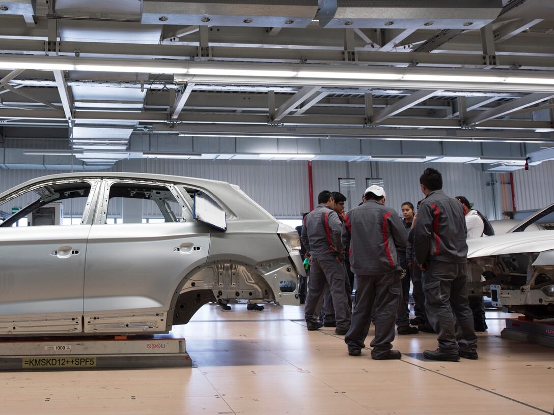 Krize s dodávkami čipů by mohla zpomalovat výrobu ještě v roce 2022