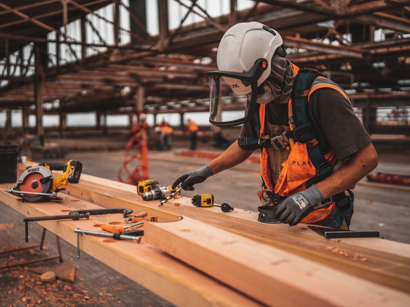 Do podnikových služeb se vracejí cizinci, letos má přijít na 10 tisíc expertů