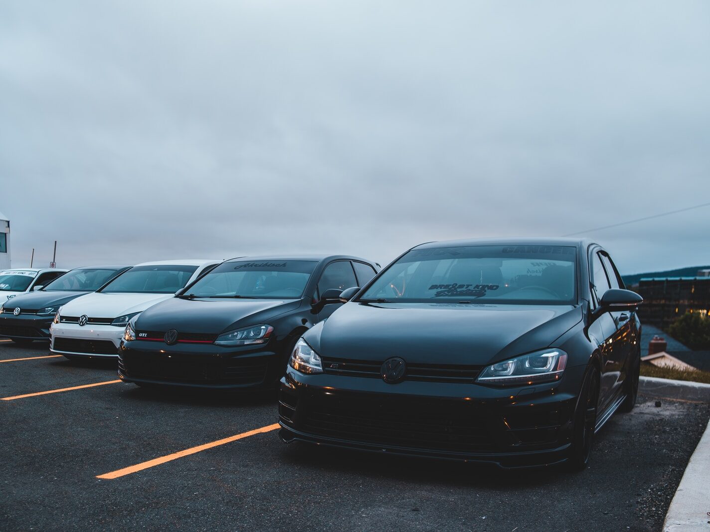 Prodej aut v Evropě klesá sedmý měsíc v řadě kvůli nedostatku čipů