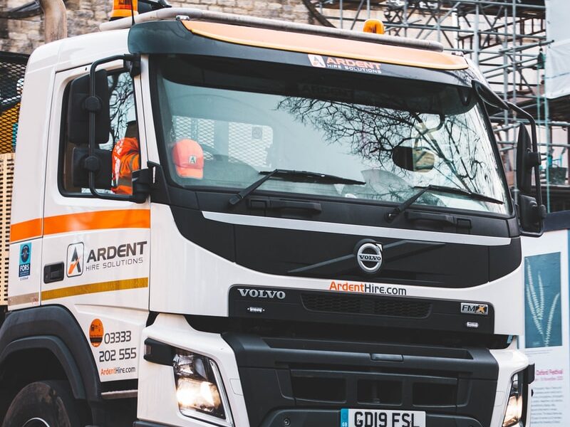 Volvo pozastavuje výrobu a prodej v Rusku