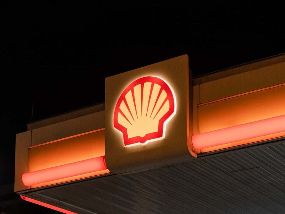 Shell přestává nakupovat ruskou ropu a stahuje se z Ruska