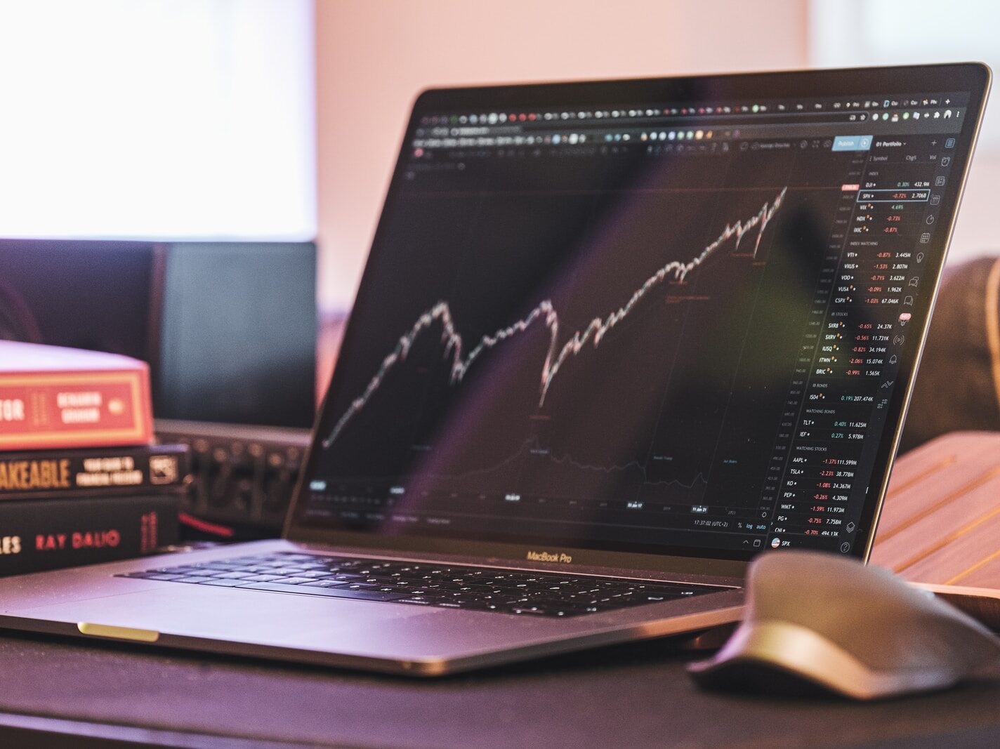 Moskevská burza se po měsíčním uzavření částečně znovu otevírá