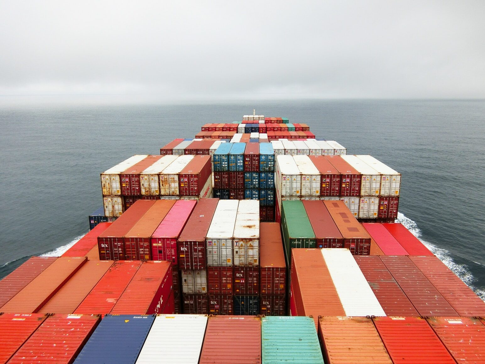 V únoru skončil zahraniční obchod se schodkem několik miliard