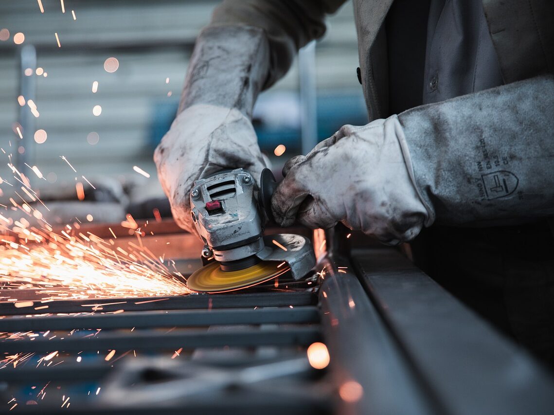 Mzdy letos podle Hospodářské komory zvyšuje 7 z 10 firem. Nejčastěji o 5 až 10 %