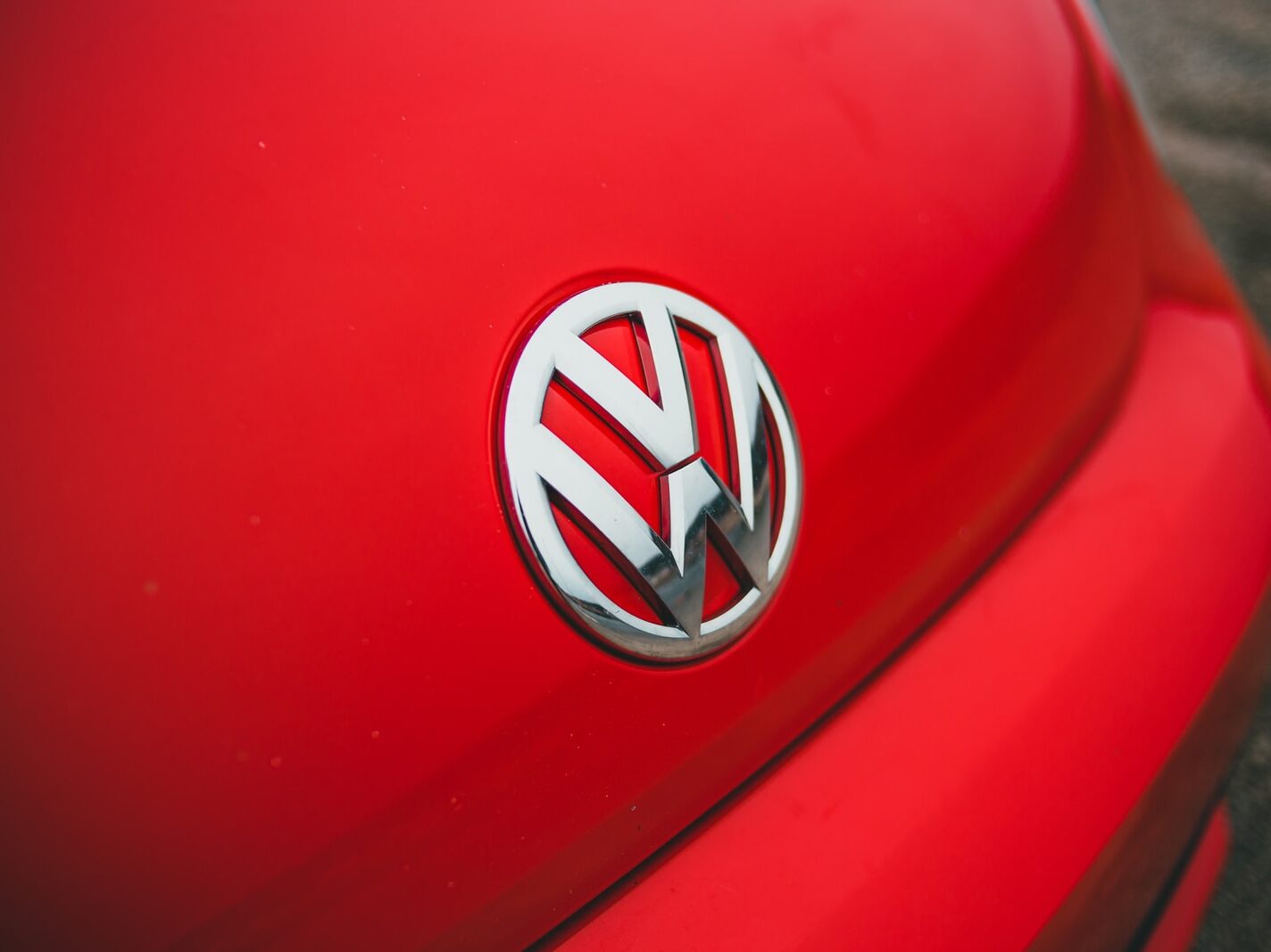 Zisk Volkswagenu v 1. čtvrtletí vzrostl, ale válka na Ukrajině by mohla poškodit podnikání