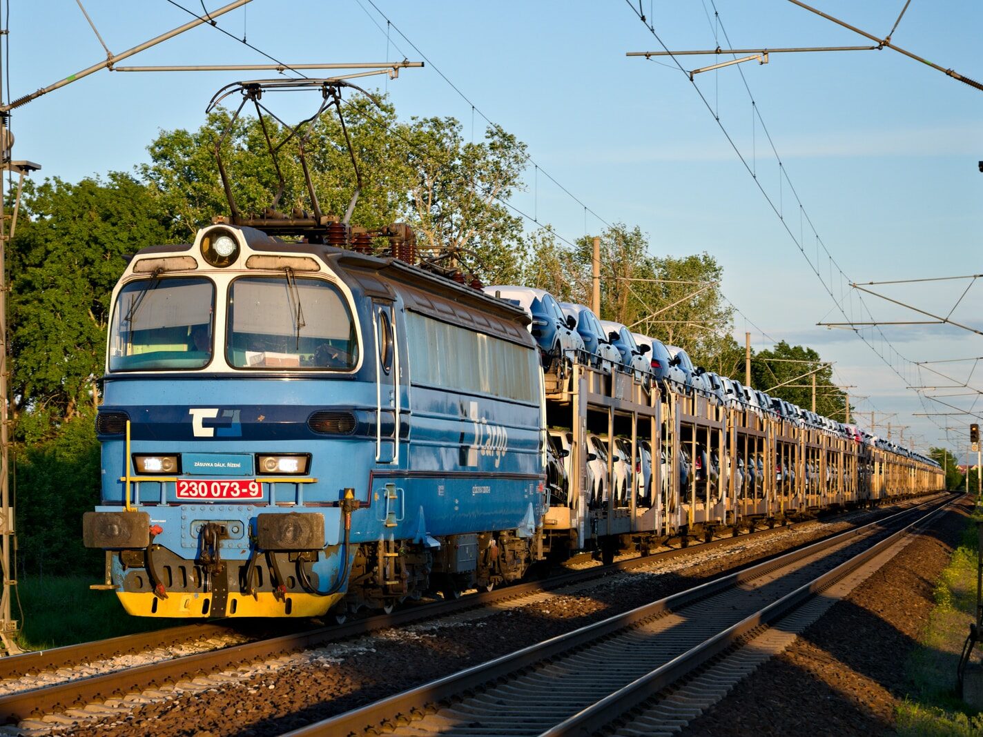 Obchodní bilance České republiky skončila deficitem