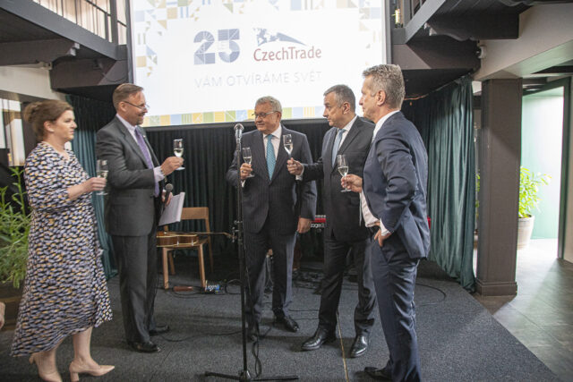 Ministr průmyslu a obchodu zamířil na jednání do Turecka. Doprovodí ho podnikatelská delegace