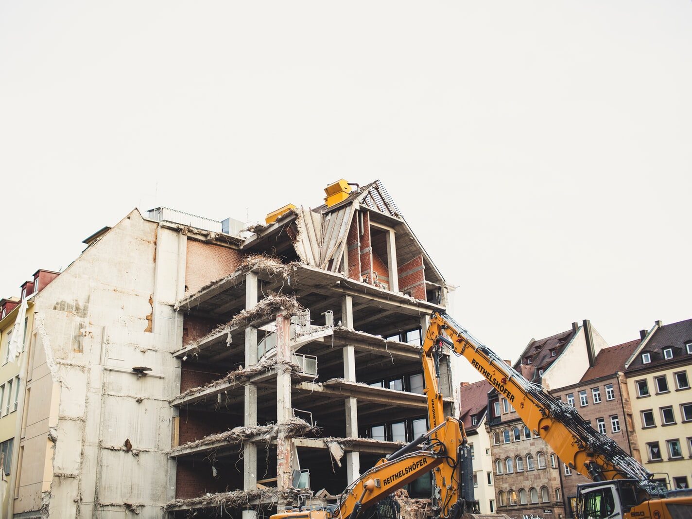 Výzkumníci z Česka proměnili suť a kal v materiál pro střechy či koberce