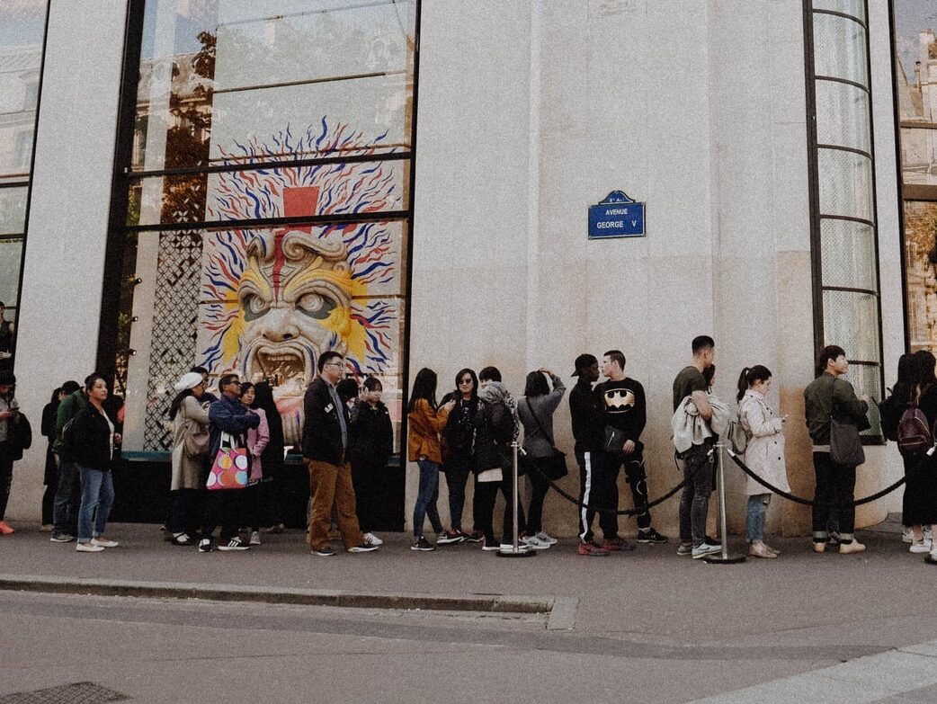 Velký obchodní řetězec se stahuje z Ruska. Obří fronty před obchodem