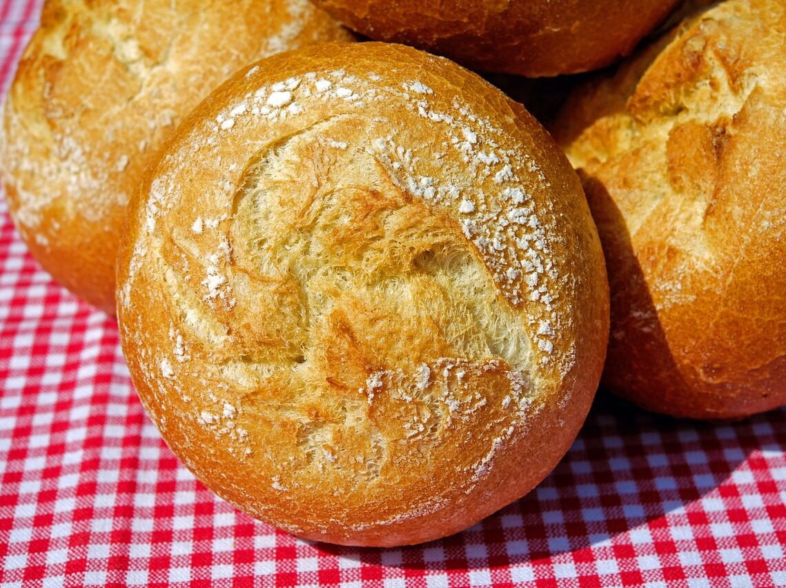 Jeden z lokálních prodejců se rozhodl zastropovat ceny základních potravin