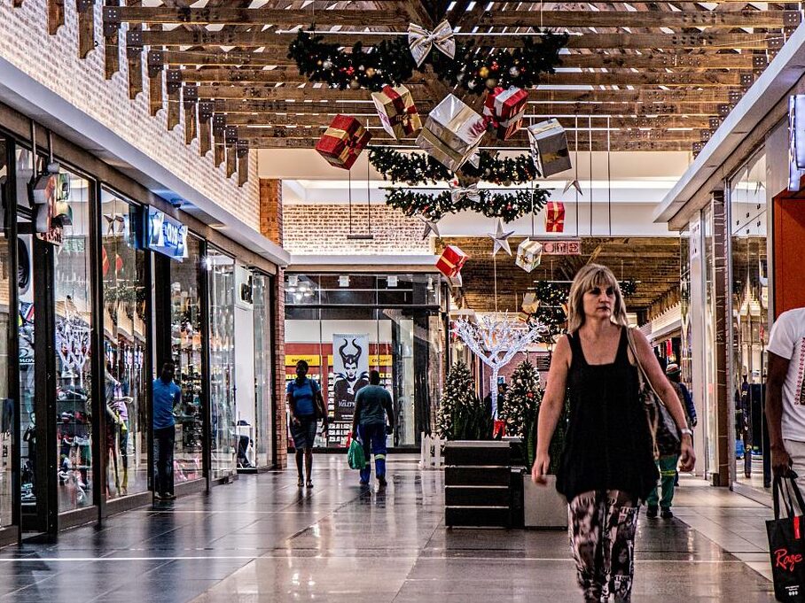 Tržby v maloobchodu v červenci dál klesaly, Češi ale pořádně šetřit nezačali