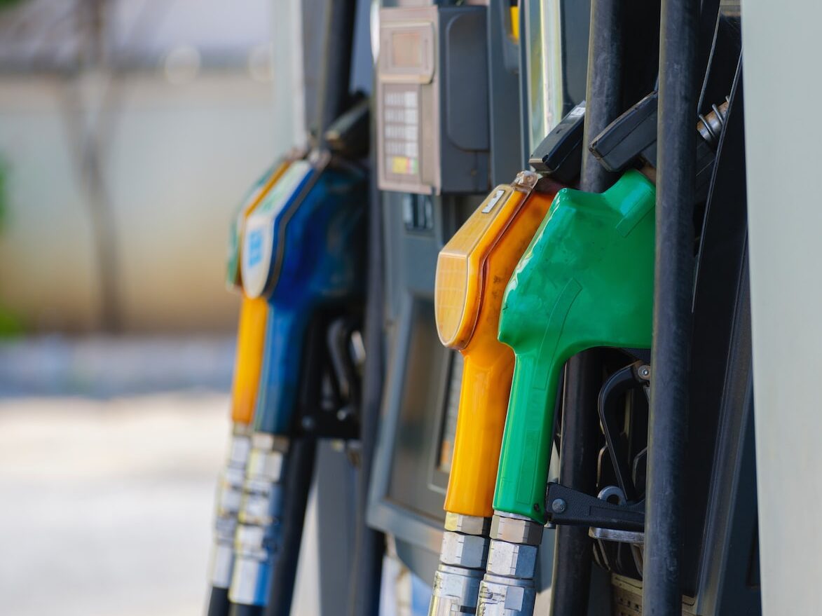 Cenový rozdíl mezi benzínem a naftou je rekordní, více než 5 Kč/l. U plošných cen dokonce 6,40 Kč/l