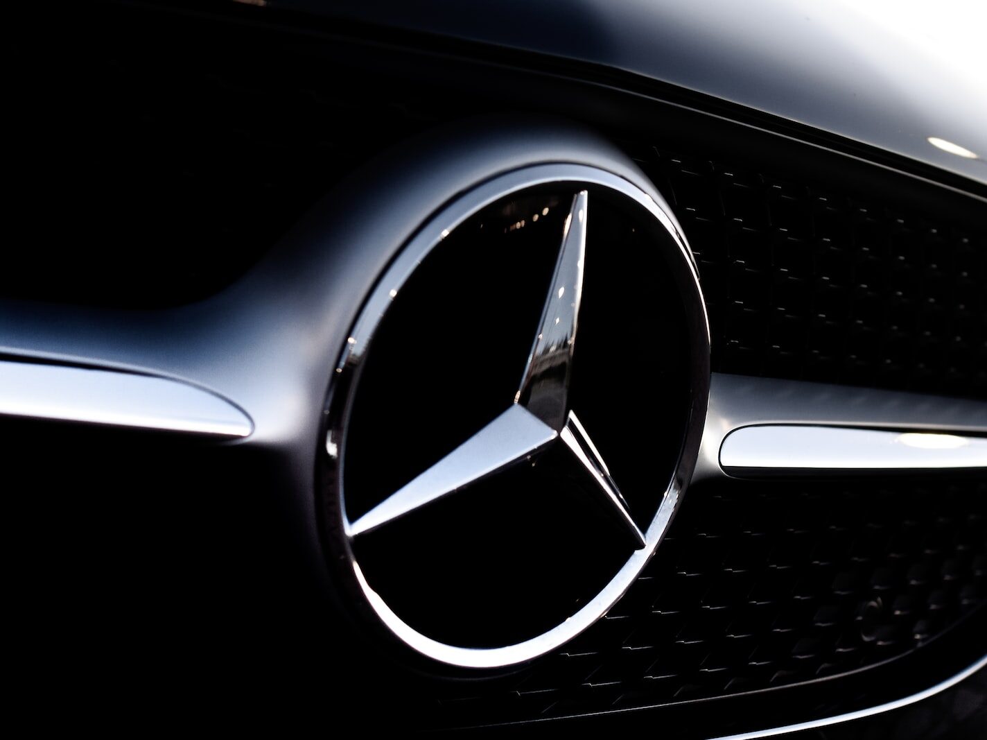 Mercedes a Rivian plánují v Evropě vyrábět elektrické dodávky společně