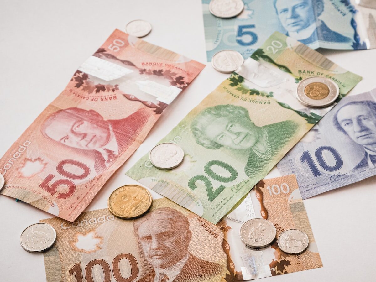 Britská libra se propadla na rekordní minimum vůči dolaru