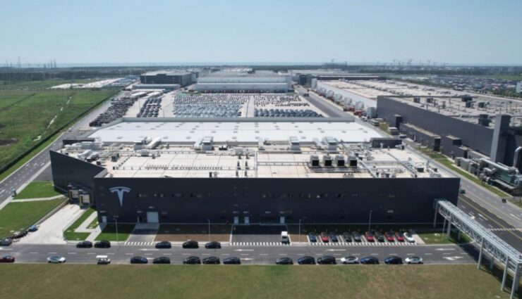 Nový rekord Tesly v Číně: 83 135 prodaných elektromobilů z místní továrny v září