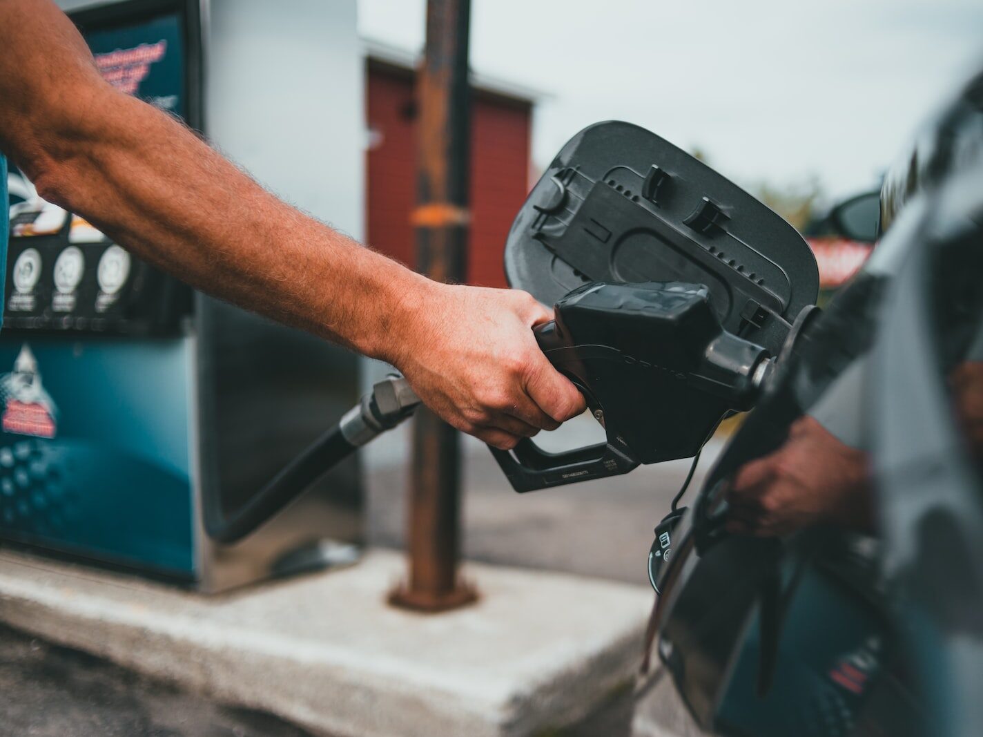 Cena pohonných hmot jde dolů. Nafta a benzín ale pořád stojí víc než před válkou na Ukrajině. Proč tomu tak je?