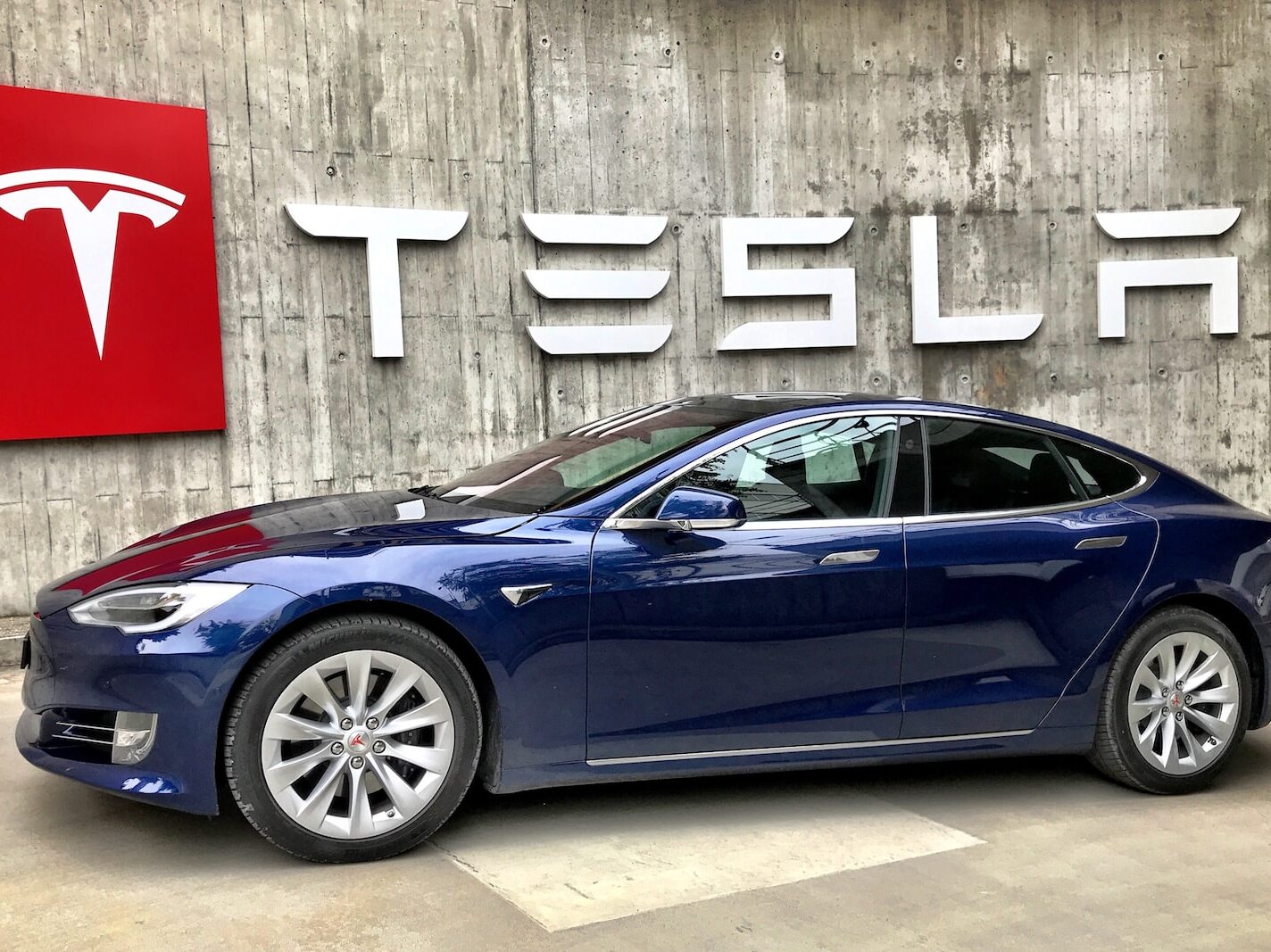 Tesla má problém. 321 tisíc elektrických vozidel trpí vadou