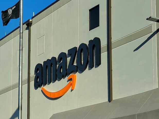 Amazon zruší 18 tisíc pracovních míst. Zaměstnanci o škrtech nesmí s nikým mluvit. Ani mezi sebou