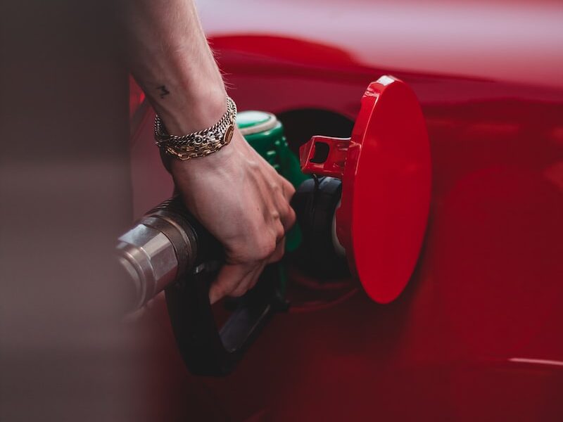 Nafta je o 10 korun levnější než na konci října