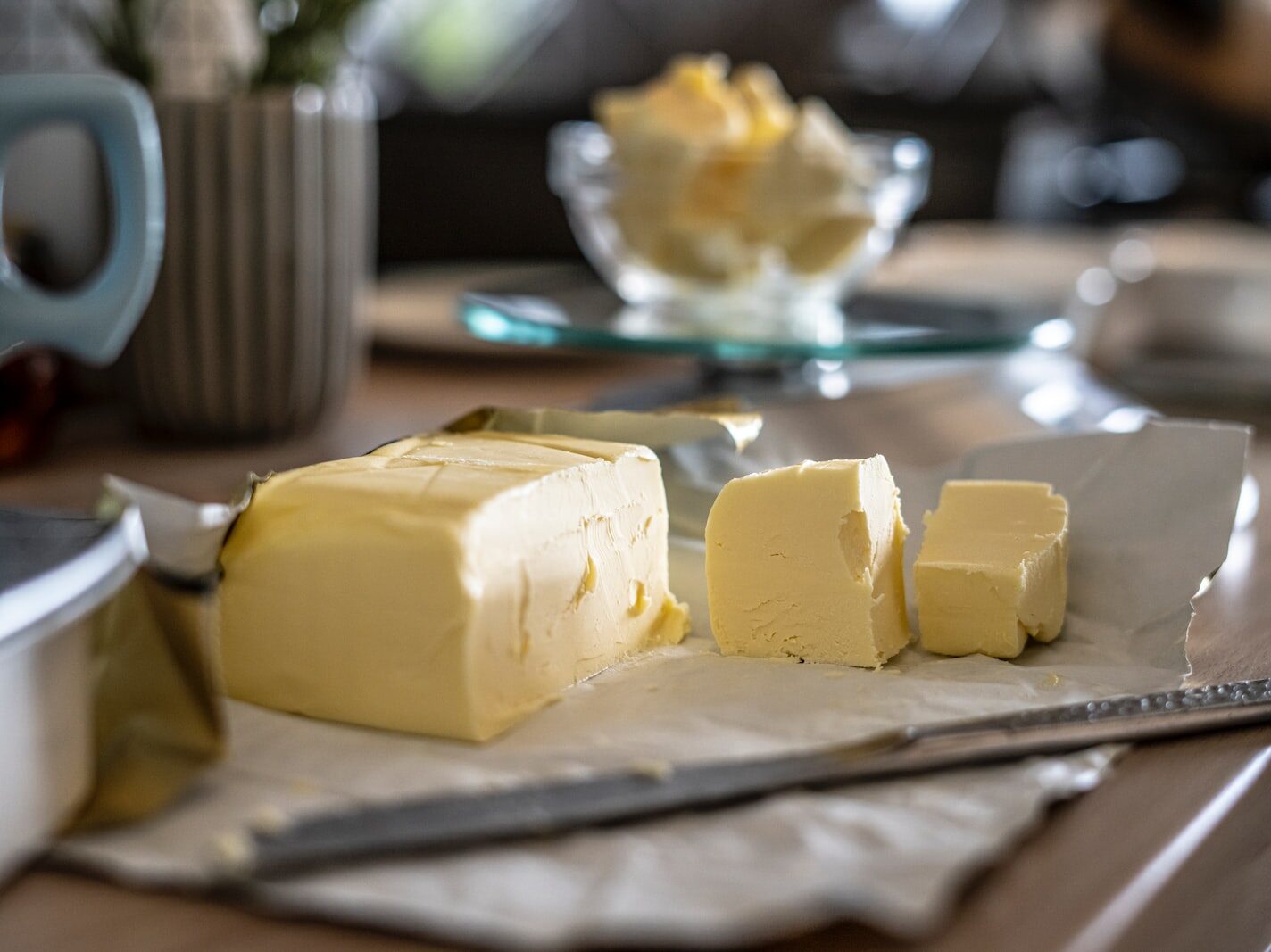 Máslo je drahé, lidé kupují sádlo jako alternativu. Může se stát, že sádlo dojde?