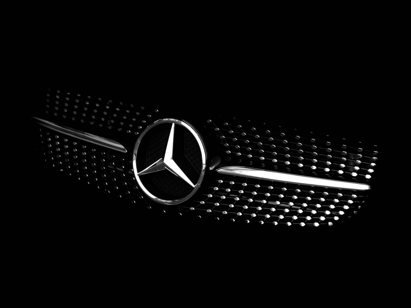 Mercedes-Benz na cestě k elektromobilovému trůnu. Zřizuje 10 tisíc stanic po celém světě