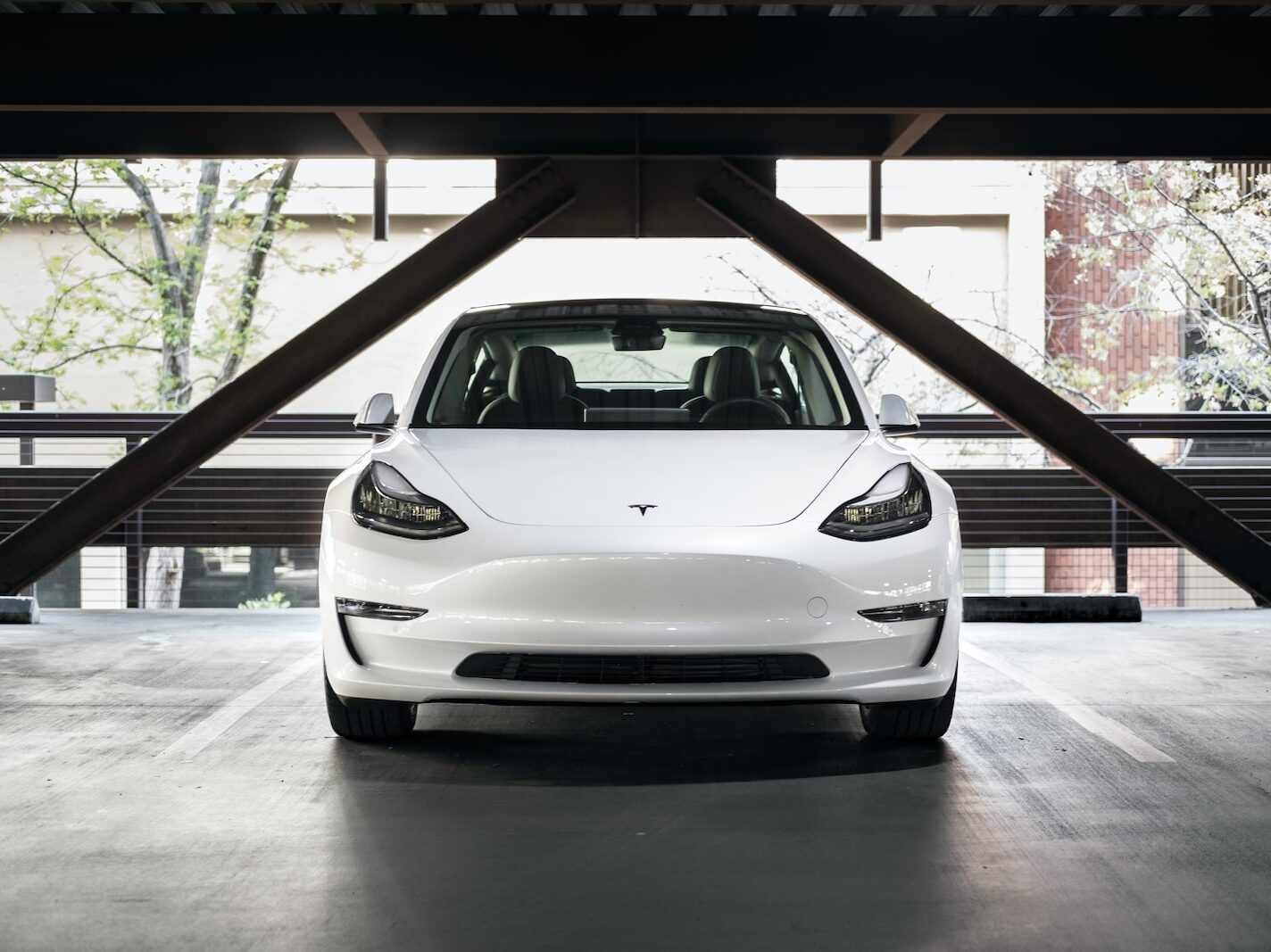 Tesla hlásí rekordní zisk, stanovuje si ambiciózní cíle