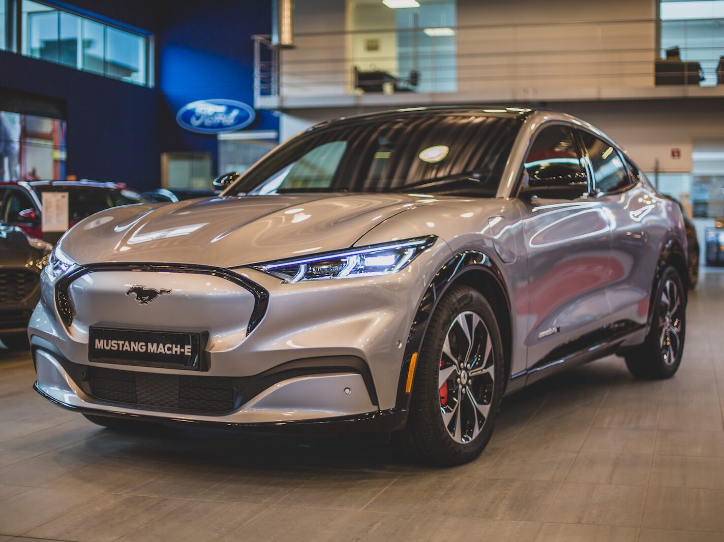 Střet mezi Fordem a Teslou. Cenová válka mezi elektromobily je nadohled