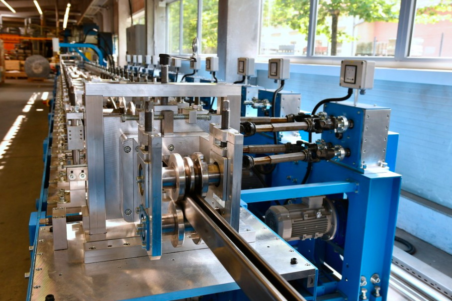 Profilovací stroje zefektivní výrobu důležitých součástek