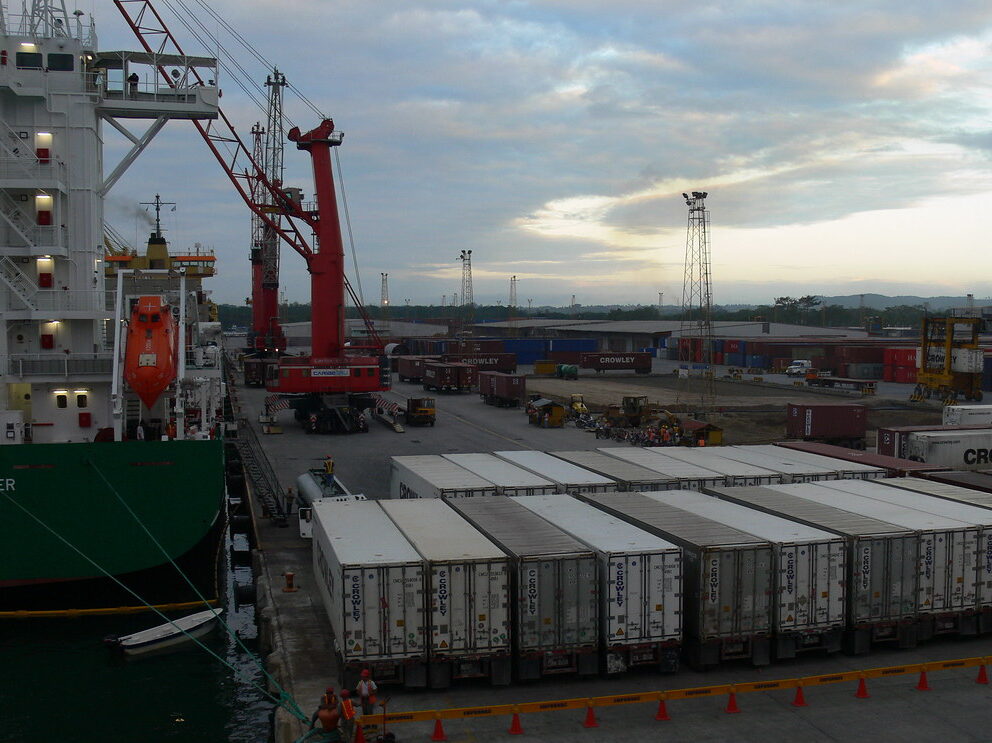 Zahraniční obchod skončil v lednu po 11 měsících v přebytku