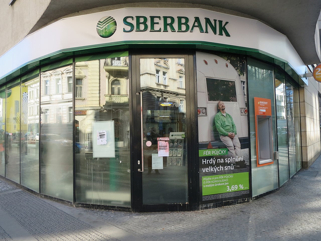 Největší ruské bance Sberbank loni kvůli sankcím klesl zisk o 78 procent