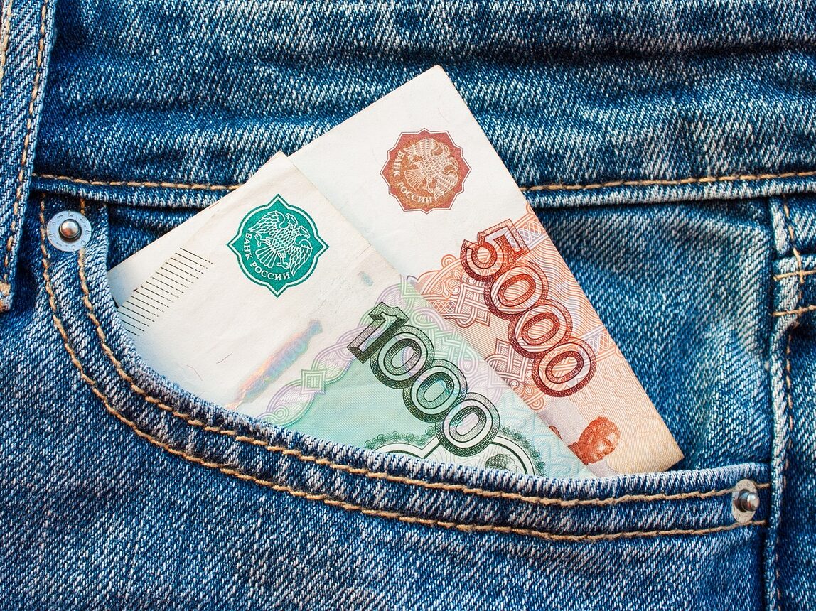 Ruský rubl klesl na 12měsíční minimum vůči dolaru