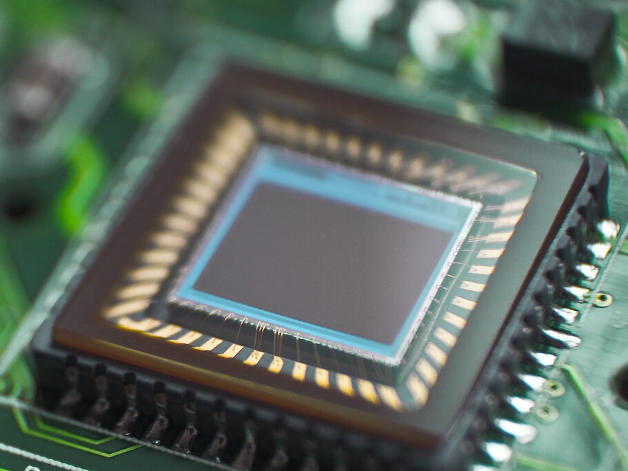 Čipová válka mezi USA a Čínou. Boj o moc u polovodičů dostává Evropu pod tlak. EU investuje do výroby 1 bilion