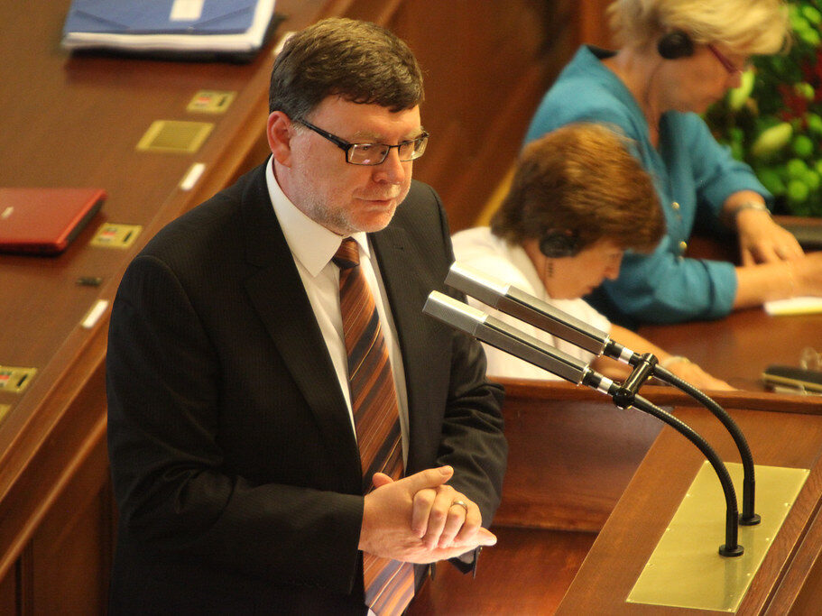 Sekera 200 miliard korun ke konci dubna v rozpočtu České republiky. Kde se státní dluh zastaví?